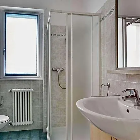 Residence Domaso 아파트호텔 도마소